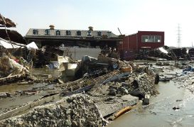 地震により被害を受けた社屋の写真