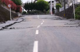 熊本地震直後のひび割れた道路の写真