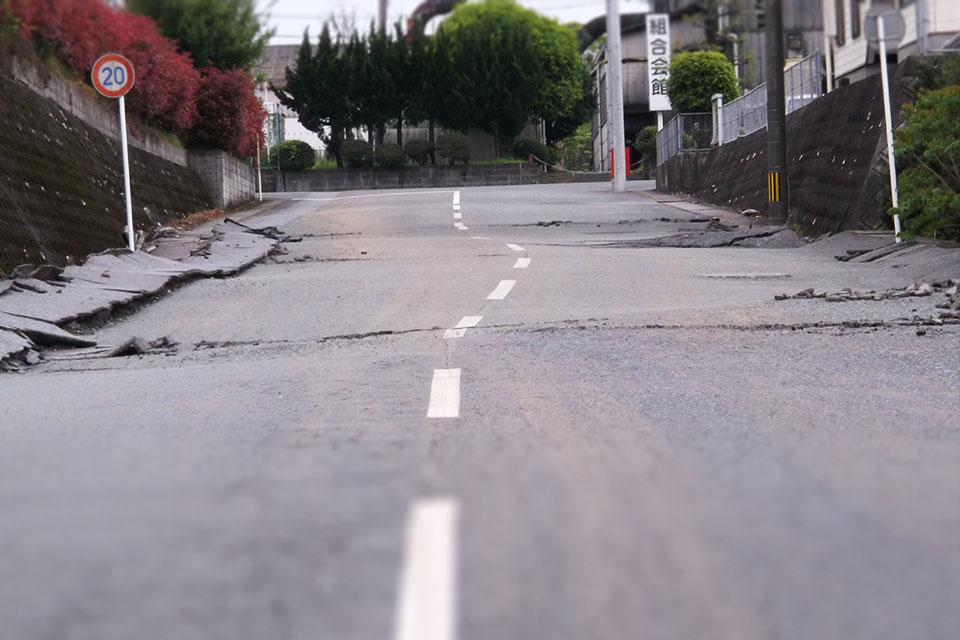 熊本地震直後のひび割れた道路の写真